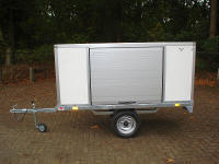 zijkant gesloten transportwagen