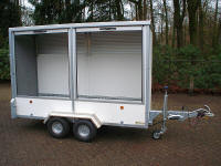 transportwagen met de schuifluiken naar open