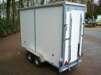 de achterzijde van de gesloten transportwagen