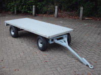 de voor zijkant van de interne transportwagen