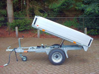 zijkant van de kipper met de bak half omhoog