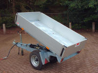 achterkant van de kiepwagen met de bak gekiept