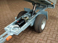 de pomp en de cylinder van de kipper