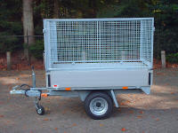 zijkant van de kipwagen met loofrekken