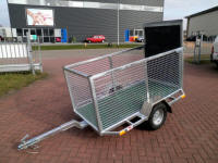 met gaas wanden en laadklep