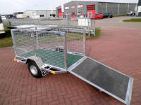 met gaas wanden en laadklep